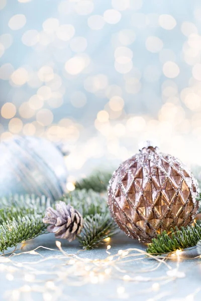 Рождественская Ель Мячом Размытыми Блестящими Огнями — стоковое фото