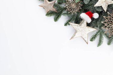 Beyaz zemin üzerinde köknar ağacı dalları Noel kompozisyonu.