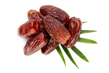 Kuru tarihler beyaz arkaplanda izole edilmiş. Üst Manzara. Düz uzanma deseni.