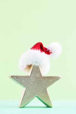 Noel yıldızı, pastel renkli arka planda dekor. Noel veya Yeni Yıl Minimum Konsept.