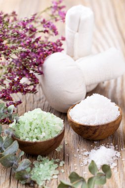 Doğal deniz tuzlu spa seti. Salon tedavisi daveti için spa konsepti veya şablonu. 