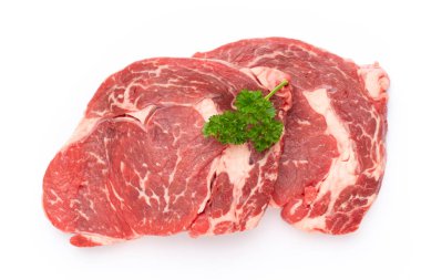 Beyaz arka planda taze çiğ biftek izole edilmiş..