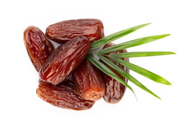 Kuru tarihler beyaz arkaplanda izole edilmiş. Üst Manzara. Düz uzanma deseni.