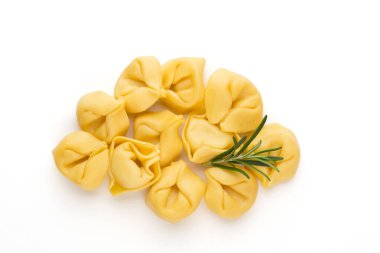 Ev yapımı makarna, çiğ otlu tortellini..