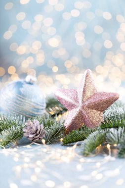 Yıldızlı Noel ladini Ve bulanık parlak ışıklar.