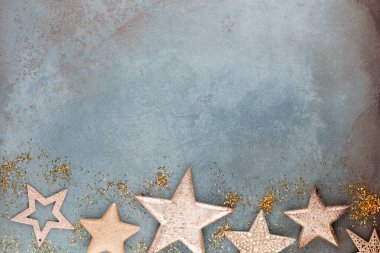 Noel yıldızı süslemesi. Mavi arka planda Noel yıldızı.