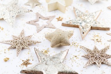 Noel kompozisyonu. Beyaz arka plandaki dekorasyonlar. Noel, kış, yeni yıl konsepti. Düz konum, üst görünüm, kopyalama alanı