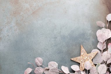 Klasik mavi arka planda güzel bir Noel çiçeği. Düz dizayn. Uzayı kopyala Yatay.
