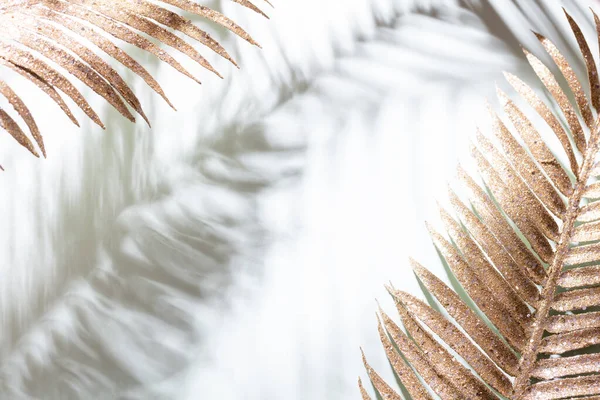 Gouden Palmbladeren Schaduwen Een Blauwe Muurachtergrond — Stockfoto