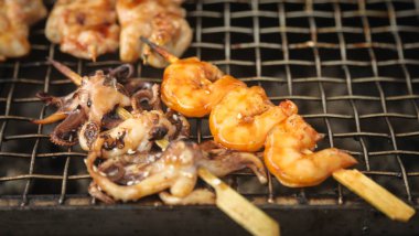 Taze büyük ızgara karides ve bebek ahtapot.