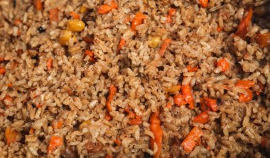 Arka plan özbek pilavı. Taze bir tabak pirinç Devzira, soğan, havuç ve et dokusu