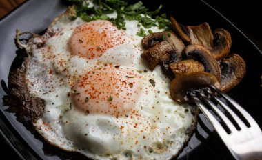 Otlar ve mantar ile kızarmış yumurta. Üstten görünüm