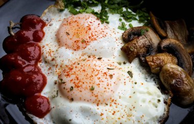 Kızarmış yumurta mantar ve domates sosu