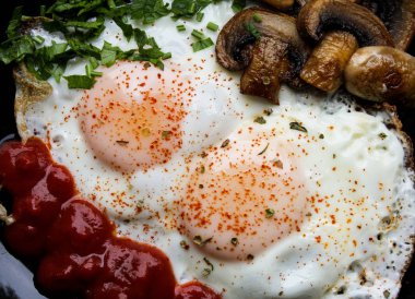 Kızarmış yumurta mantar ve domates sosu