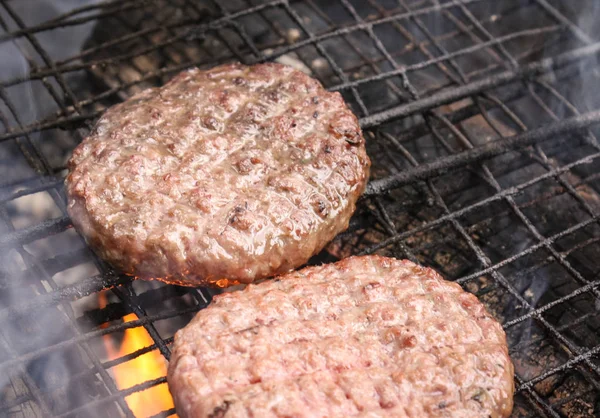 Livre Cozinhar Dois Hambúrgueres Grelha Quente Com Chamas — Fotografia de Stock