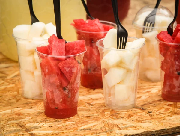 Pedaços de fruta fresca de melancia e melão em vidro plástico — Fotografia de Stock