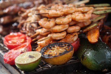 Taze ızgara karides ve ahtapot Kebap limon ve avokado