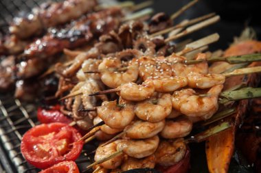 Taze ızgara karides ve ahtapot Kebap limon domates ve avokado