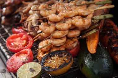 Taze ızgara karides ve ahtapot Kebap limon ve avokado