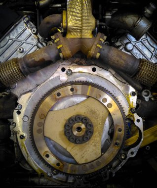 Volan ve güçlü motor V şekilli manifoldu