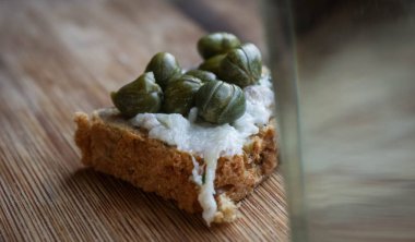 Rus meze votka için kapari ile domuz yağı