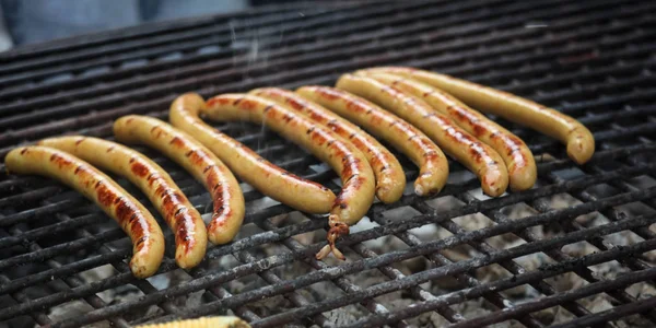 Grilování Klobás Grilu Bbq Zahradě Bavorské Klobásy — Stock fotografie