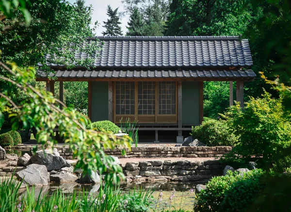 Traditional Japanese House Garden Pond Sunny Day — Stock Photo, Image