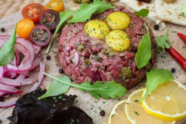 Biftek tartare Bıldırcın yumurta, kapari ve çeşitli mezeler