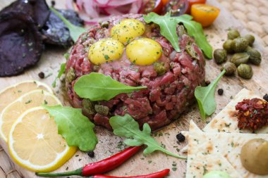 Biftek tartare Bıldırcın yumurta, kapari ve çeşitli mezeler