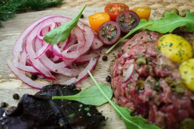 Biftek tartare Bıldırcın yumurta, kapari ve çeşitli mezeler