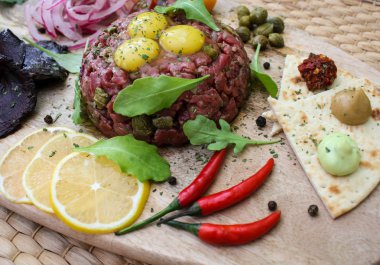 Biftek tartare Bıldırcın yumurta, kapari ve çeşitli mezeler