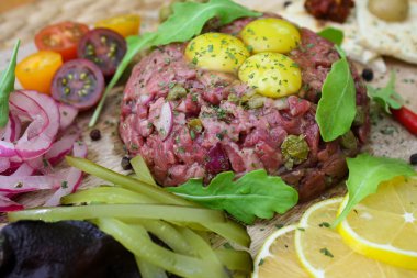 Biftek tartare Bıldırcın yumurta, kapari ve çeşitli mezeler