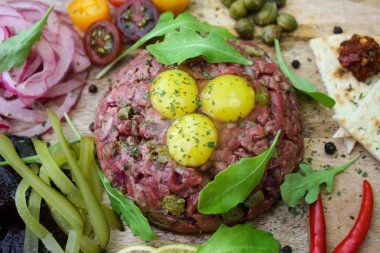 Biftek tartare Bıldırcın yumurta, kapari ve çeşitli mezeler