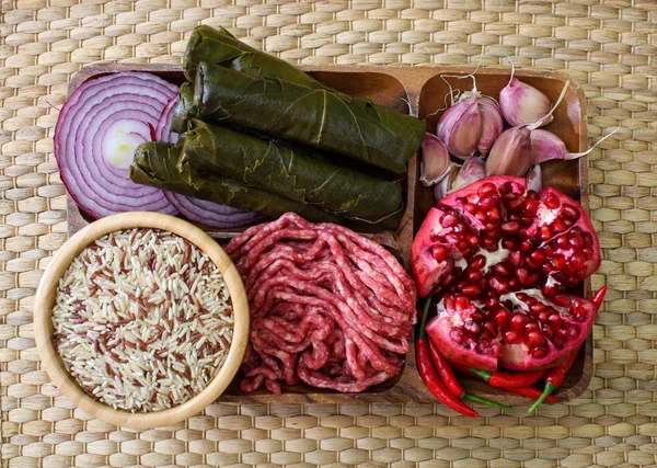 Bahan mentah untuk memasak dolma. Daun anggur, daging sapi dan delima — Stok Foto