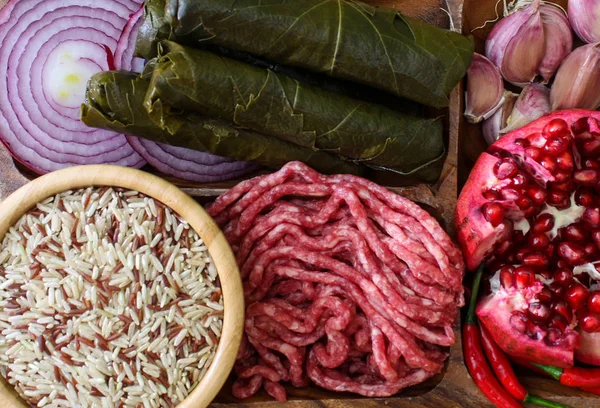 Dolma yemek pişirmek için ham maddeler. Yaprak, sığır eti ve nar. üstten görünüm