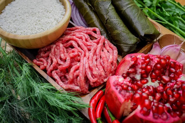 Dolma yemek pişirmek için malzemeler. Kıyılmış et, taze üzüm yaprağı. Yakın çekim vurdu.