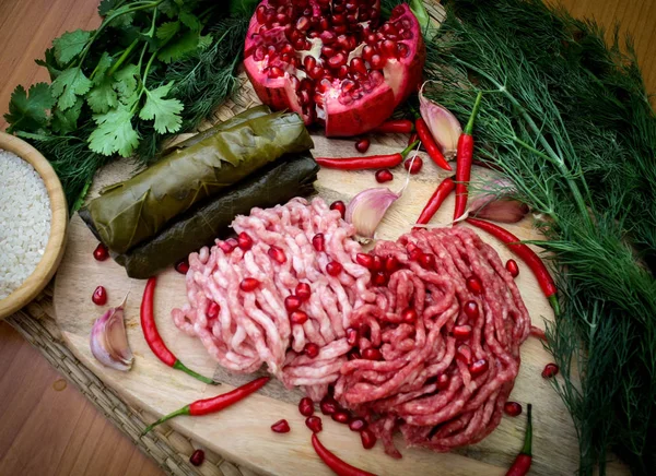 Ingrediente Pentru Gătit Dolma Sau Sarma Carne Proaspătă Legume Condimente — Fotografie, imagine de stoc