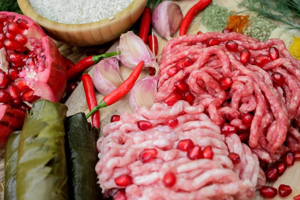 Dolma veya sarma yemek pişirmek için malzemeler. taze et, sebze ve baharatlar.