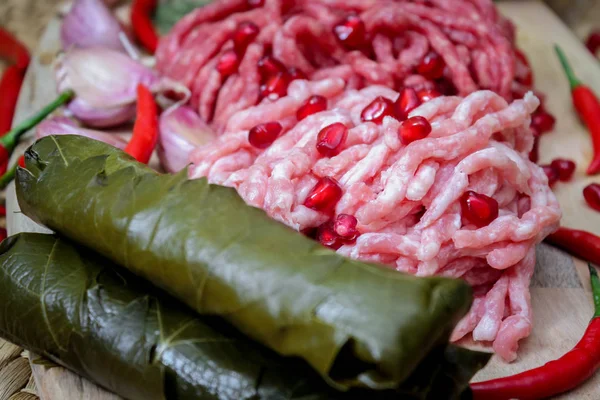 Dolma veya sarma yemek pişirmek için malzemeler. taze et, sebze ve baharatlar.