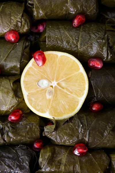 Lezzetli dolma yaprak, limon ve nar ile Akdeniz mutfağının geleneksel dolma. Üstten görünüm.