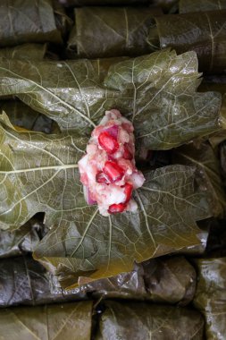 Dolmalar, pirinç, et ve nar ile doldurulmuş yaprak. Yakın çekim