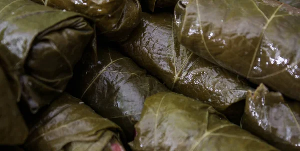 Dolmalar, pirinç ve et ile doldurulmuş yaprak. Üstten görünüm. Lezzetli ve sağlıklı yemek. Yaprak. yemek dolma yemek