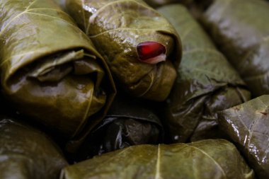 Dolmalar, pirinç, et ve nar ile doldurulmuş yaprak. Yakın çekim