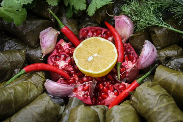 yemek dolma et, nar ve limon ile. Yakın çekim.