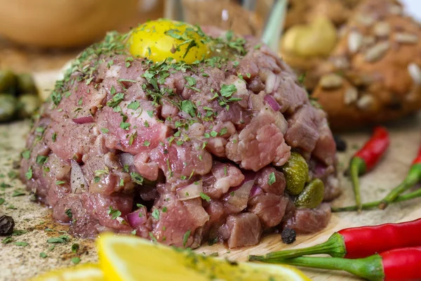 Daging Sapi Tartare Dengan Acar Capers Dan Bawang Close — Stok Foto