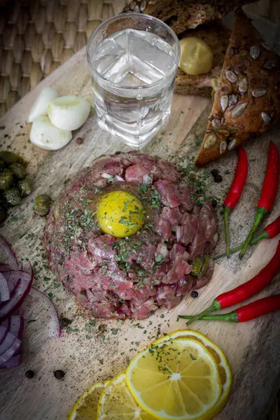 Biff Tartar Marinerad Med Kapris Och Lök Mellanmål För Vodka — Stockfoto