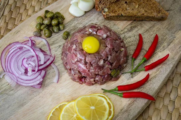 Tartare Steak lezat, daging sapi mentah steak klasik tartare di papan kayu — Stok Foto