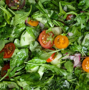 Domatesli taze salata, roka ve salatalık.