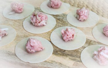 Masa üzerinde çiğ köfte, kıyılmış et ve hamur. Close.