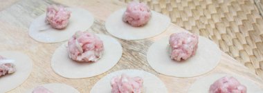 Masa üzerinde çiğ köfte, kıyılmış et ve hamur. Close.